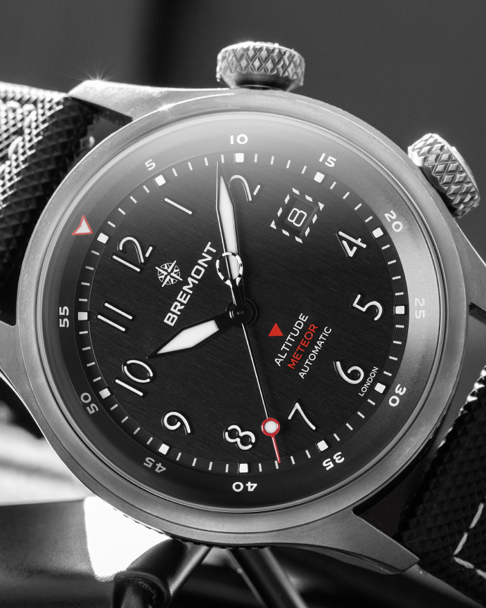 The movement is suspended within a flexible rubber mount to absorb shocks and minimise impacts during flights.